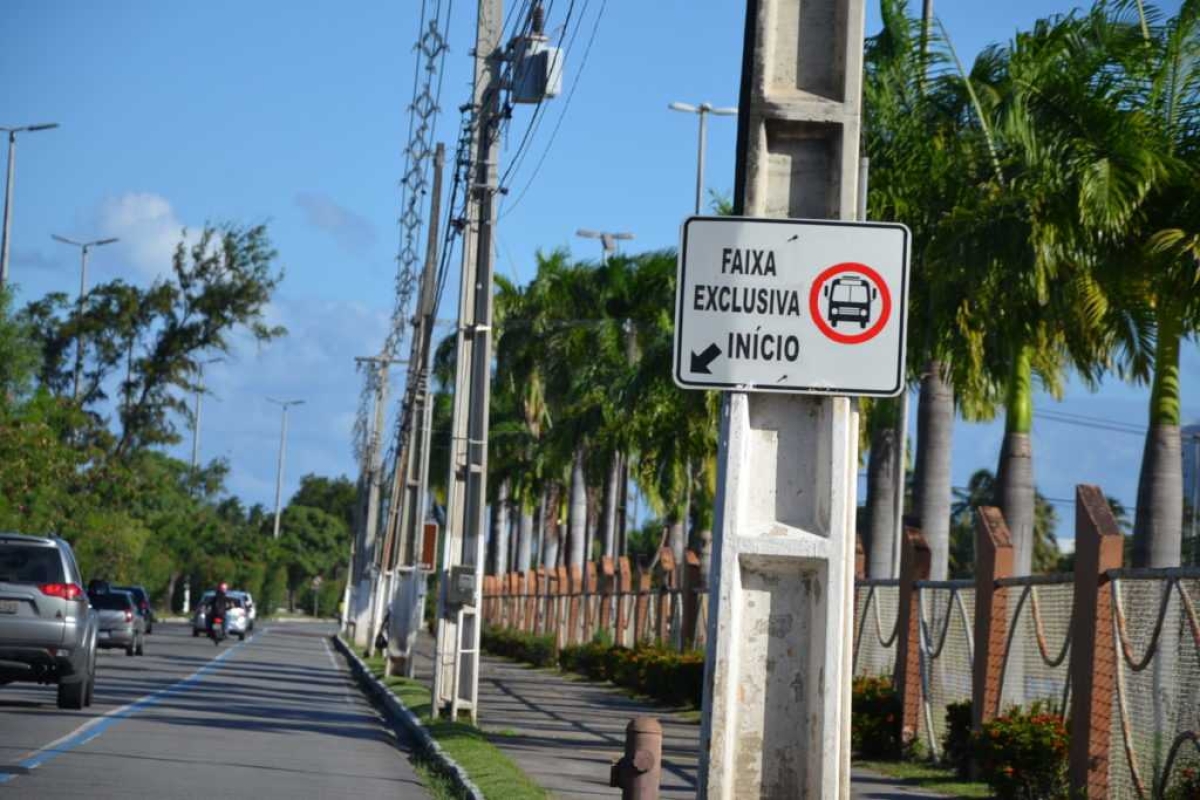 
Transitar em faixas exclusivas pode render multa e pontos na CNH (Foto: Portal Infonet)
