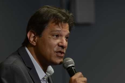 O candidato à presidência da República, Fernando Haddad, durante coletiva para a imprensa internacional, no Hotel Slavieiro (Foto: Rovena Rosa/ Agência Brasil)