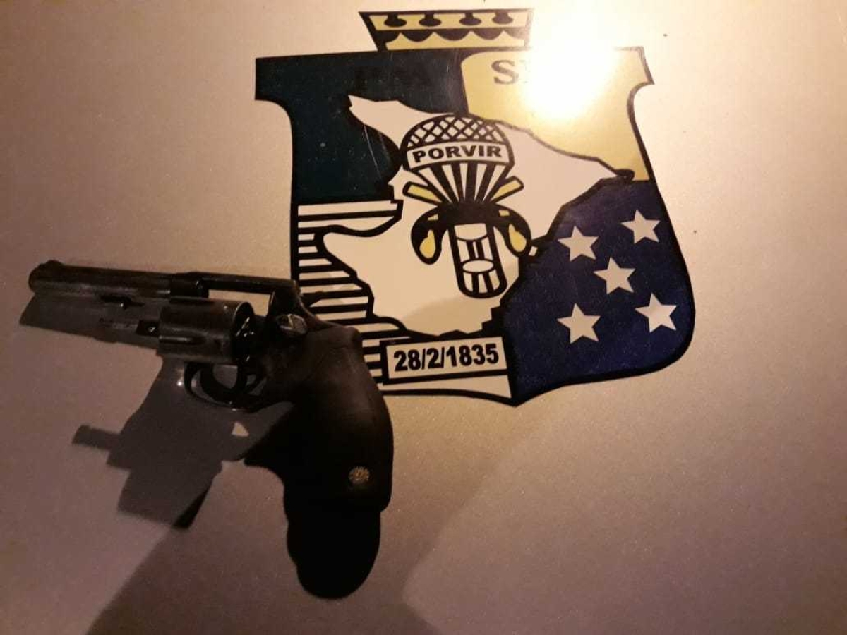 PM prende quatro suspeitos por tentativa de roubo e porte ilegal de arma de fogo em Pacatuba (Foto: Assessoria SSP/SE)
