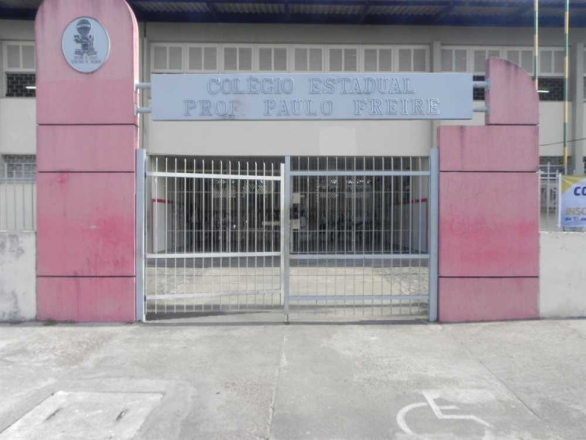 Professora tem carro roubado ao chegar na porta de escola (Foto: Portal Infonet)