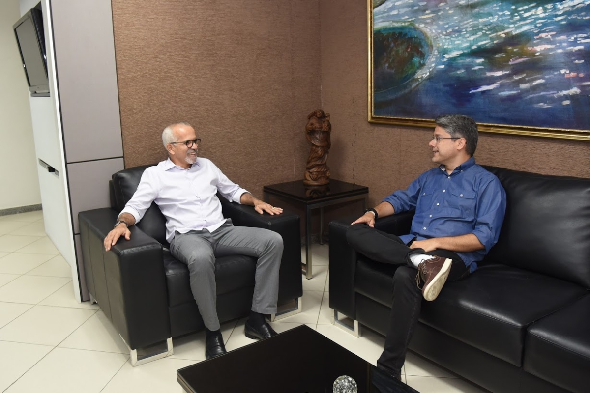 Edvaldo Nogueira e Alessandro Vieira discutem projetos em benefício de Aracaju (Foto: Ana Lícia Menezes/ PMA)