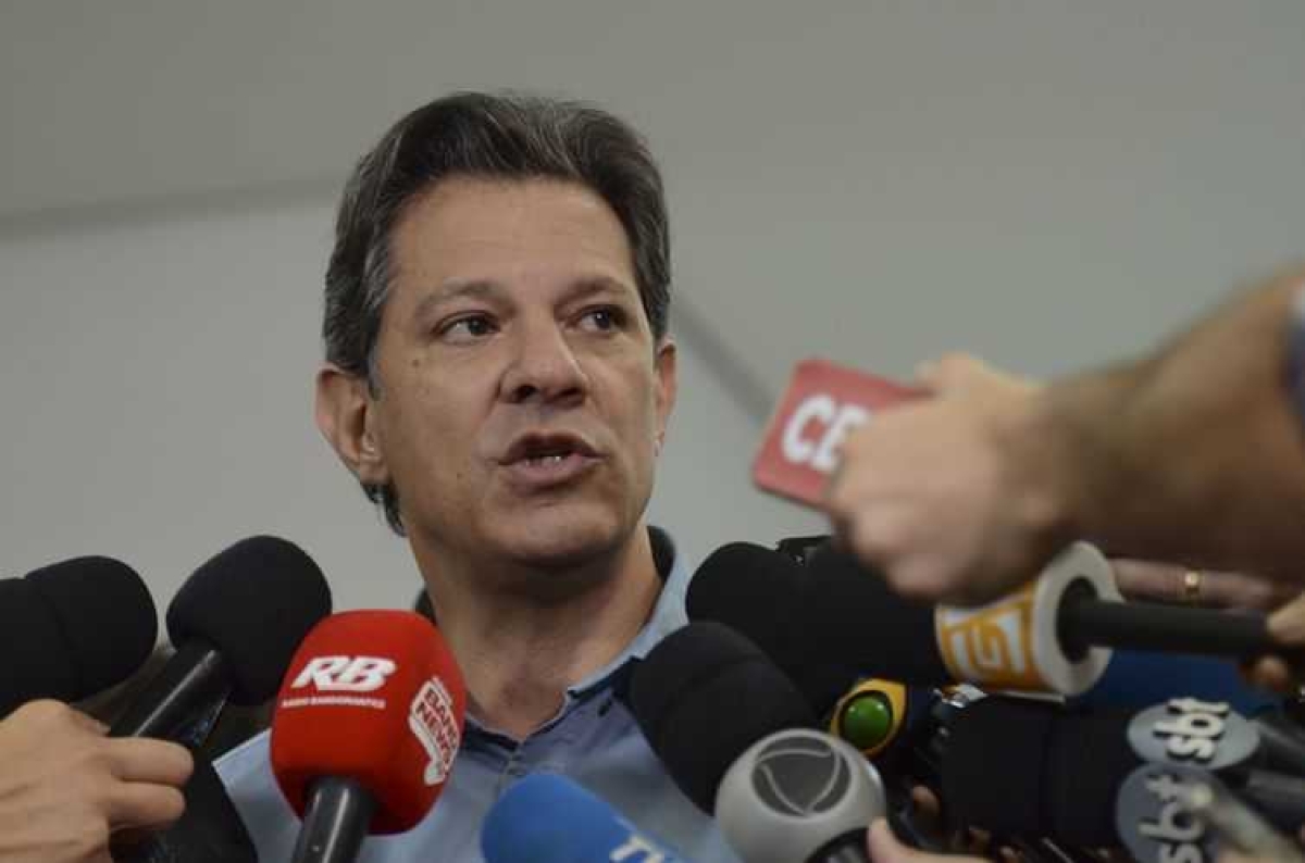 O candidato à Presidência da República, Fernando Haddad, fala com a imprensa no (Foto: Rovena Rosa/ Agência Brasil)