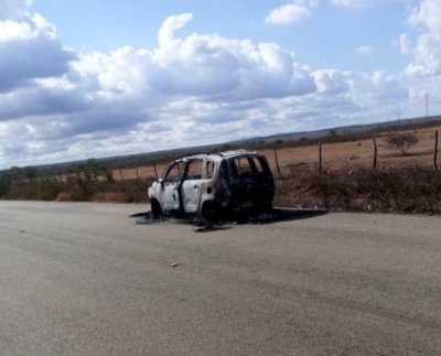 Carro fica totalmente destruído após pegar fogo em rodovia (Foto: Via Pingou Notícias)
