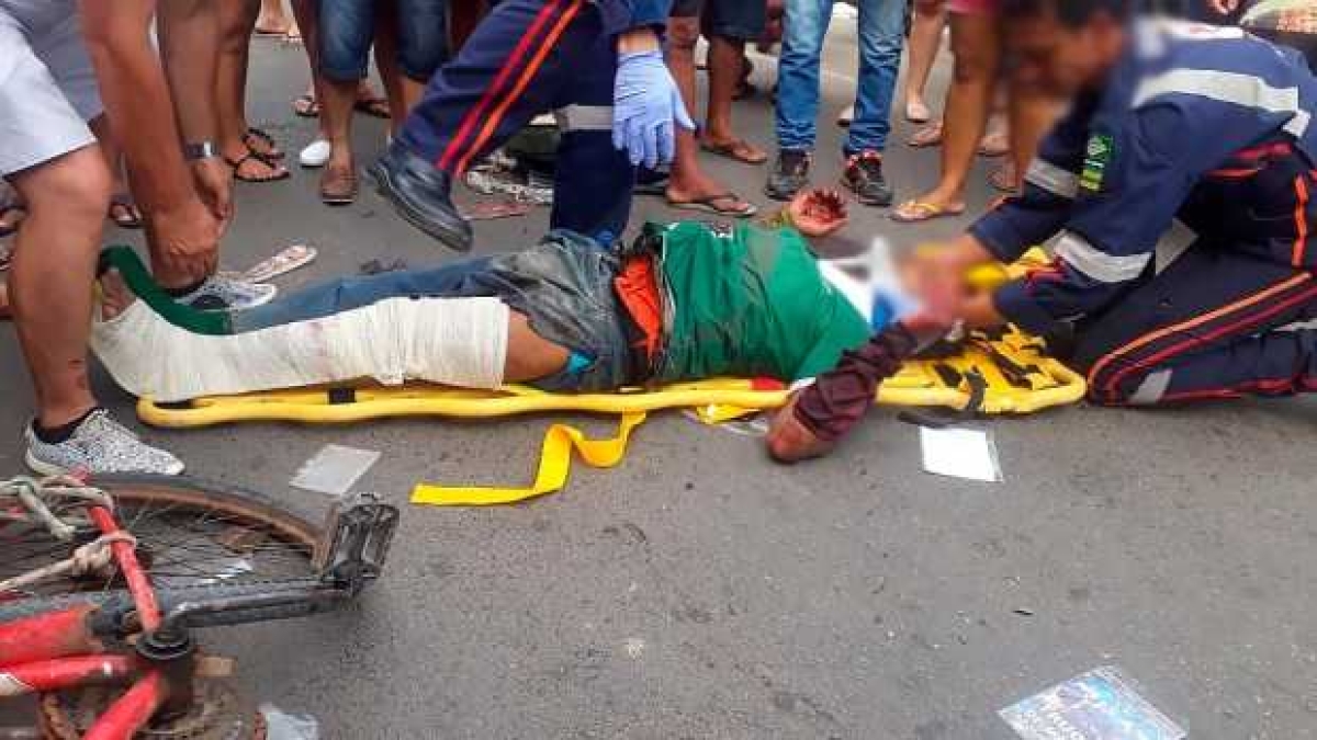 Ciclista é atropelado e arrastado por veículo no centro de Lagarto (Foto: Lagarto Como Eu Vejo)
