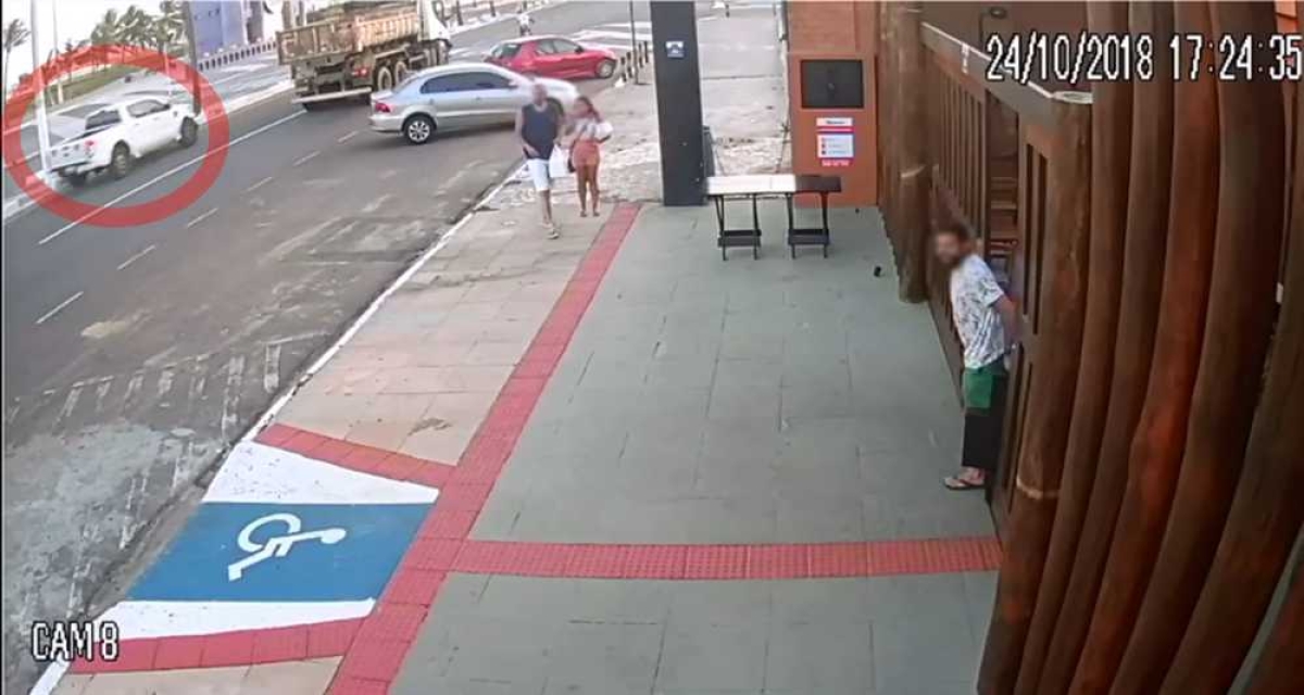 Vídeo mostra momento em que pick-up branca sai do local do acidente (Foto: Reprodução de vídeo/ SSP/SE)
