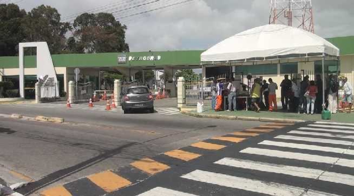 Impasse com salário mantém terceirizados em greve na Petrobras (Imagem: Reprodução de vídeo/ Portal Infonet)