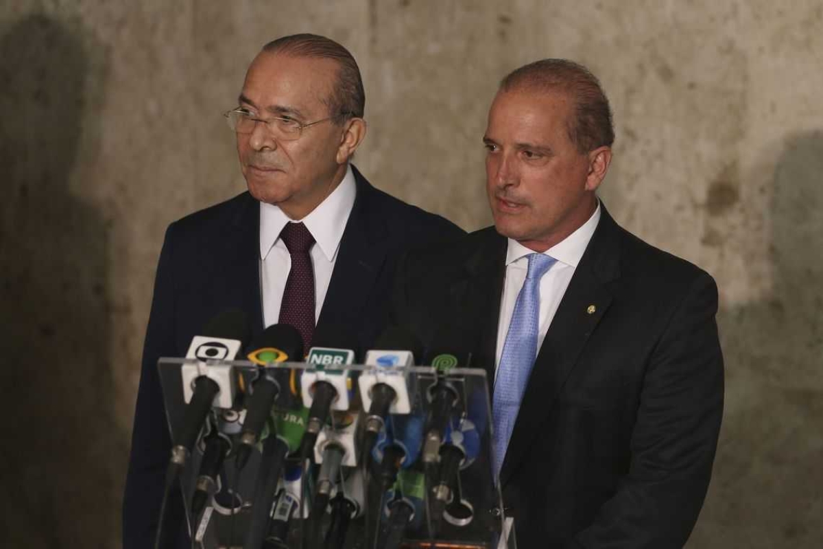 Onyx Lorenzoni entrega a Eliseu Padilha os primeiros 22 nomes da equipe de transição (Foto: Valter Campanato/ Agência Brasil)
