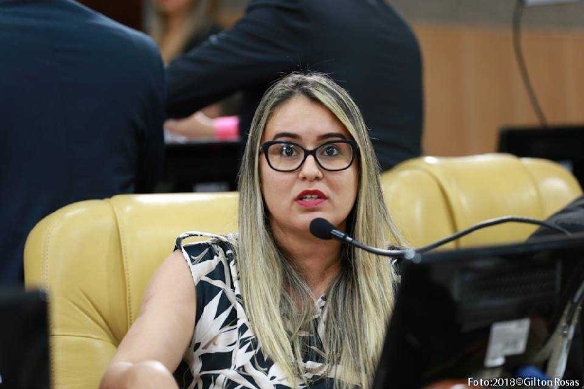 Logística Reversa: Kitty Lima entrega ao MP/Sergipe lista de empresas que descumprem legislação (Foto: Gilton Rosas)