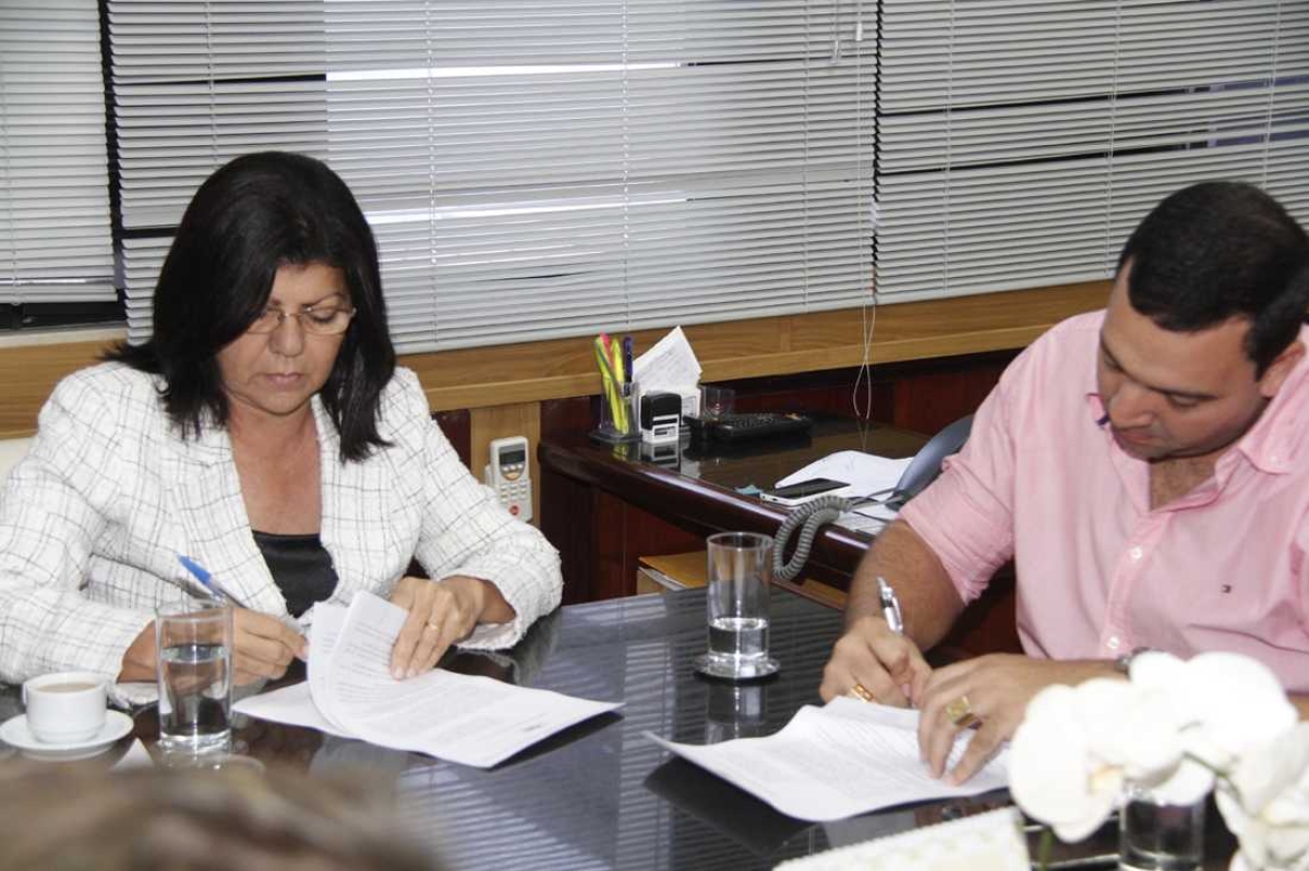 Conselheira e prefeito assinam TAG para assegurar melhorias na saúde em São Miguel do Aleixo (Foto: TCE/SE)