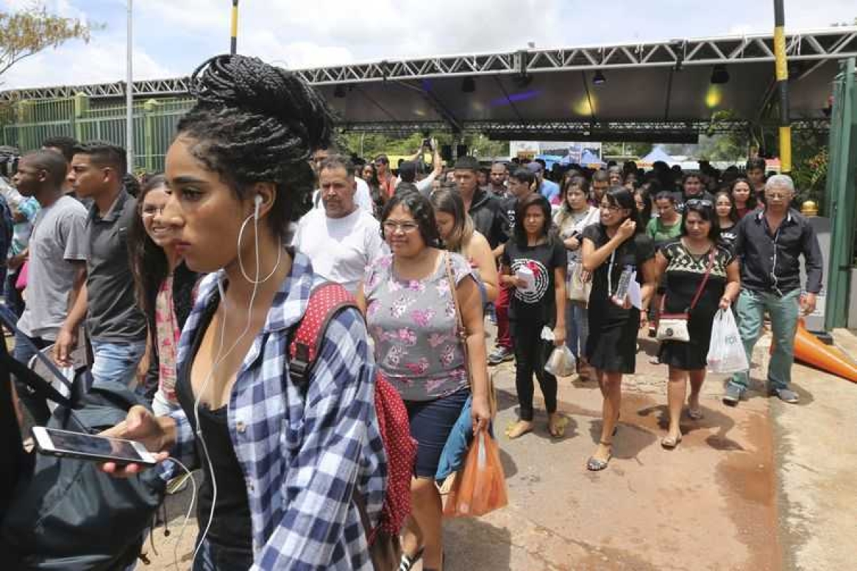 Candidatos chegaram cedo para o primeiro dia de provas do Enem 2018 (Foto: Valter Campanato/ Agência Brasil)