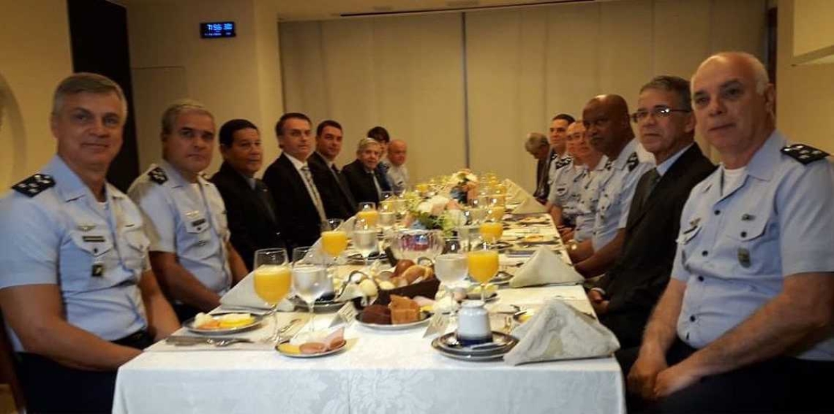 Jair Bolsonaro vê com "preocupação" possível reajuste para o Judiciário (Foto: Divulgação/ FAB/ Via Agência Brasil)