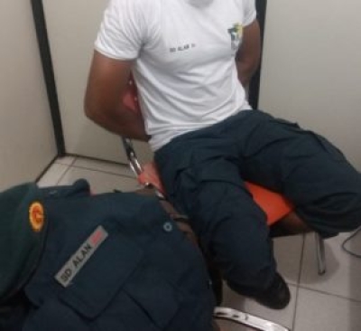 Falso policial militar é preso no calçadão do Centro de Aracaju (Foto: Grupo Sergipe Notícias/ Via Portal Infonet)