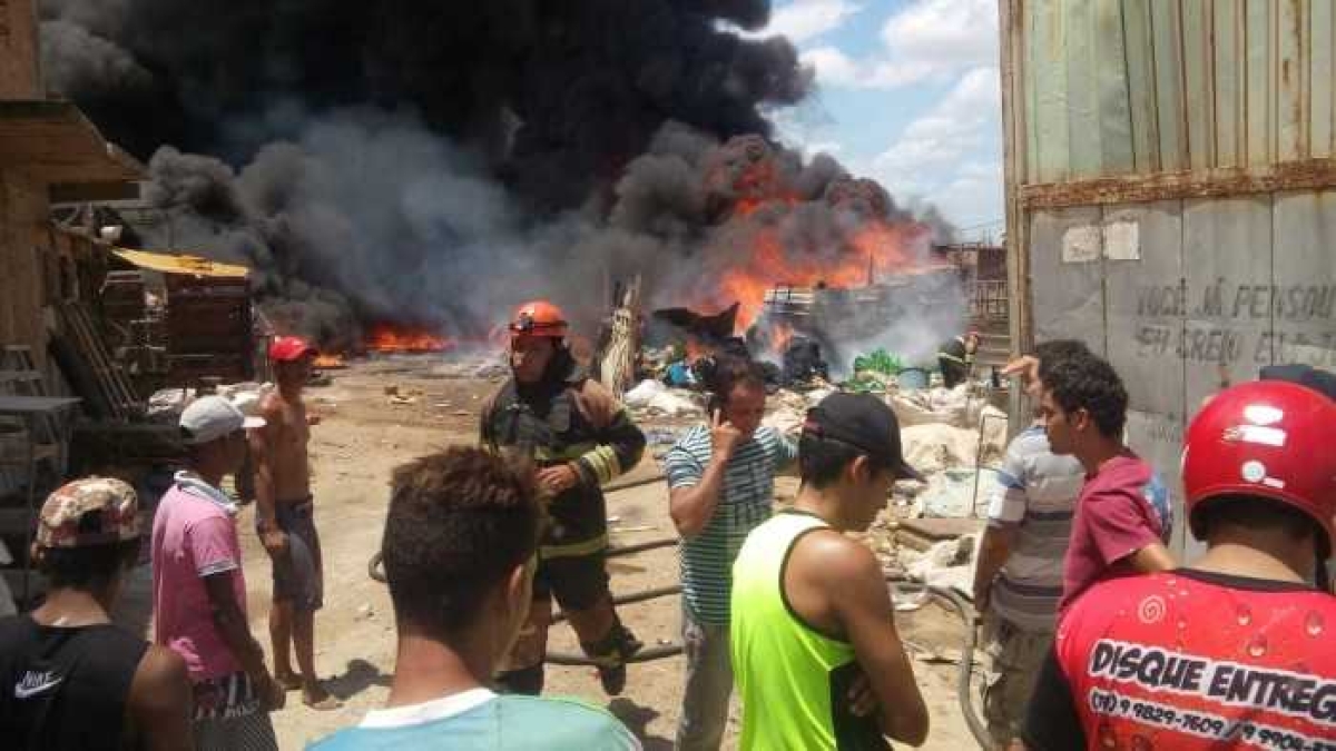 Incêndio é registrado em usina de recicláveis; local ficou parcialmente destruído (Foto: CBM/SE)