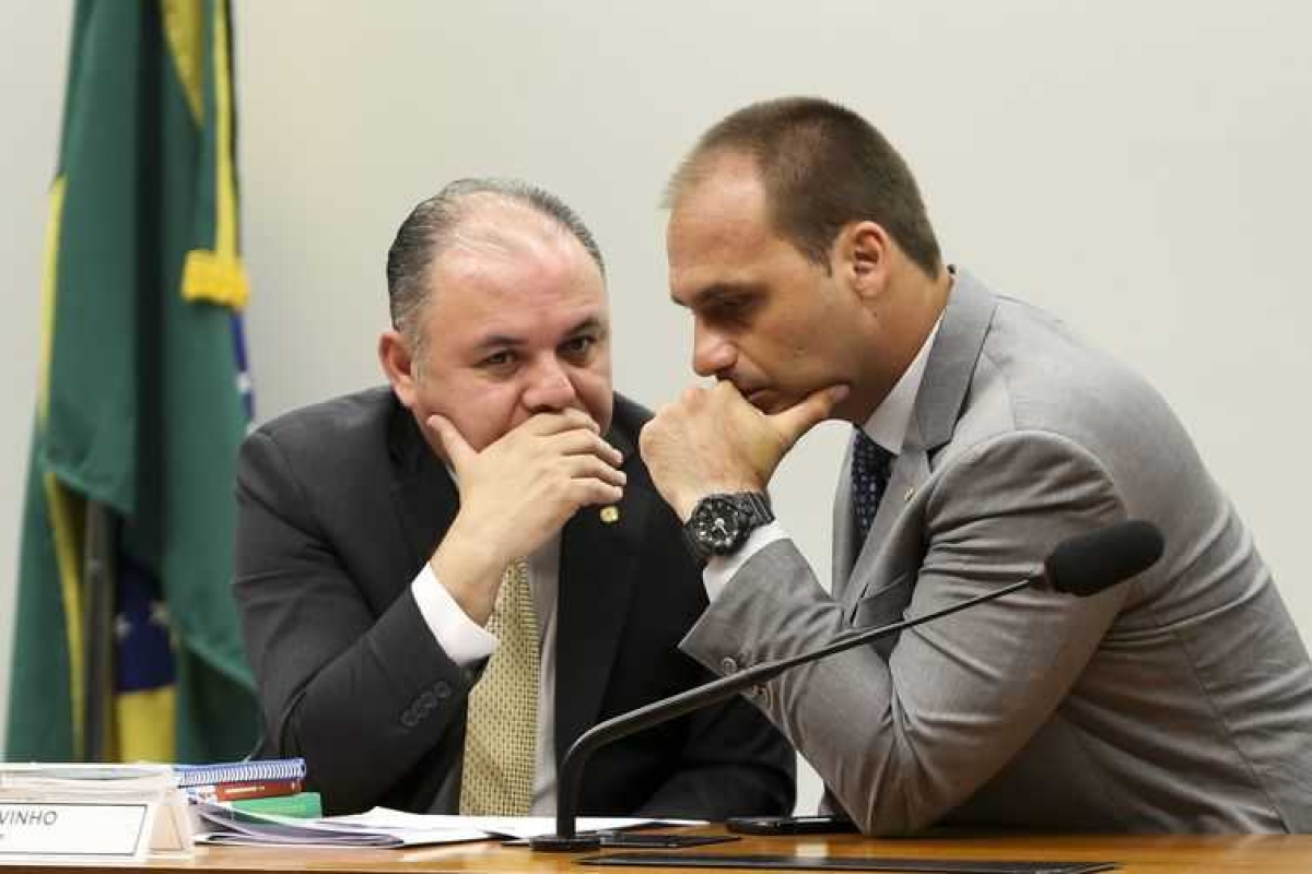 O relator da Comissão Especial que analisa o projeto de lei sobre Escola sem Partido, deputado Flavinho (E), e o deputado Eduardo Bolsonaro durante reunião hoje na Câmara  (Foto: Marcelo Camargo/ Agência Brasil)