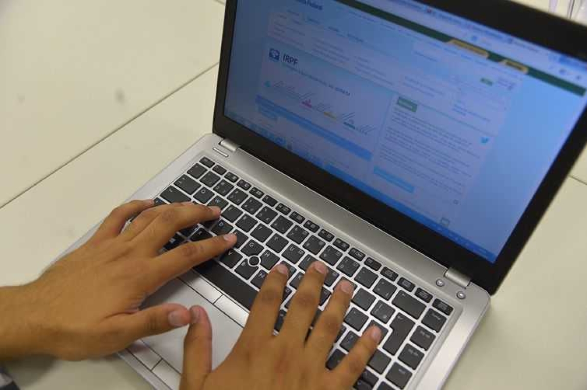 A consulta também pode ser feita pelo telefone 146 ou nos aplicativos da Receita Federal para tablets e smartphones (Foto: Arquivo Agência Brasil)