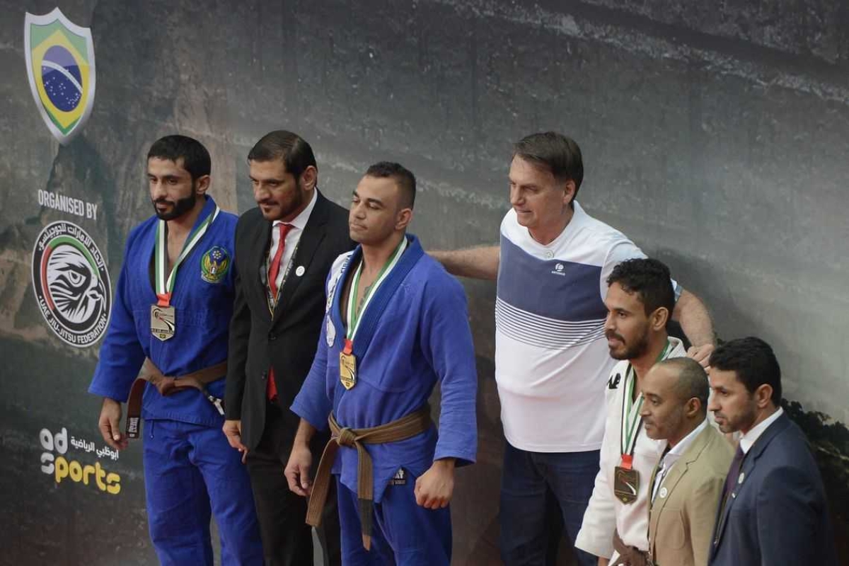 O presidente eleito Jair Bolsonaro entrega medalhas aos vencedores na categoria faixa marrom adulto no Grand Slam de Jiu-Jitsu na Barra da Tijuca, no Rio de Janeiro (Foto: Tomaz Silva/ Agência Brasil)