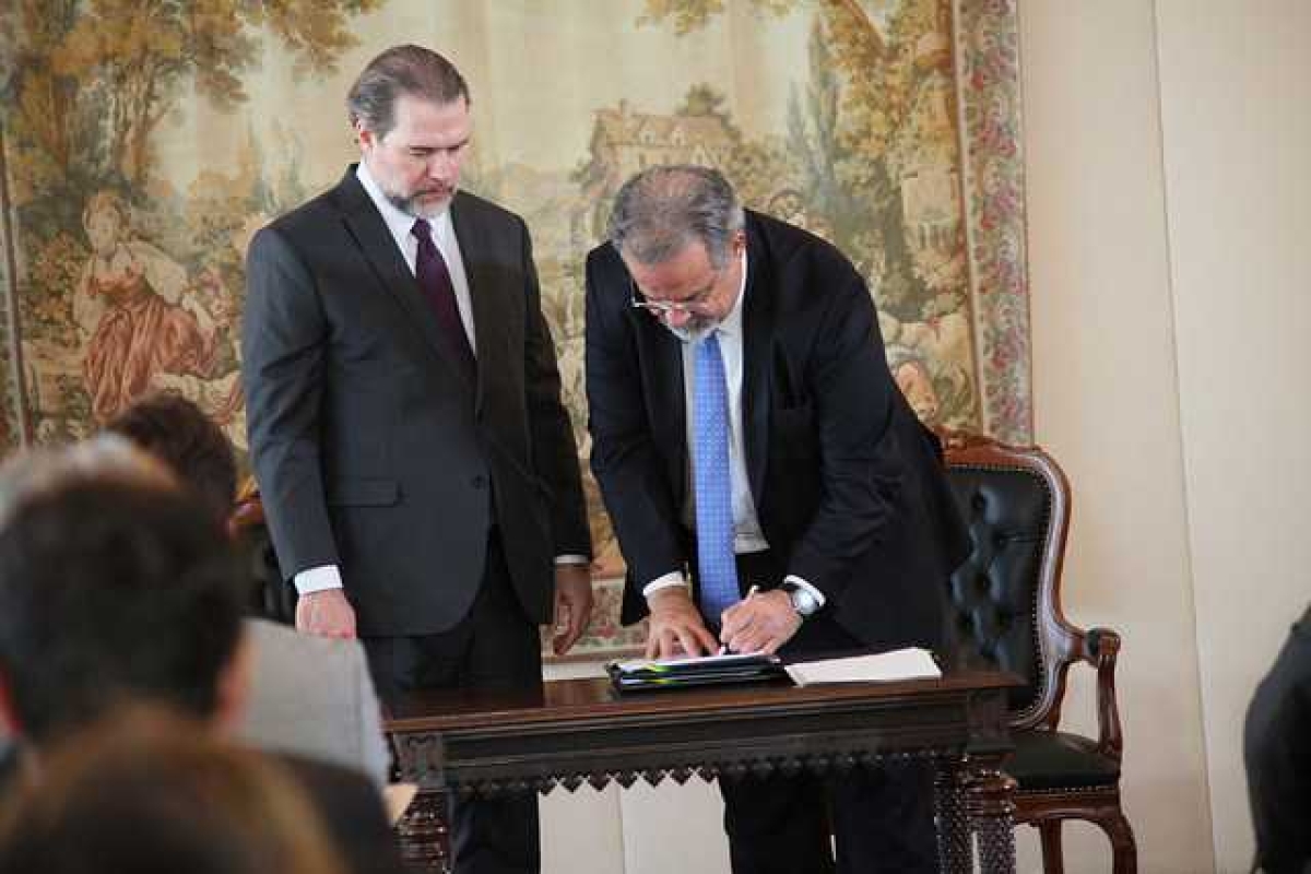 Assinatura de convênio entre o CNJ e o Ministério da Segurança Pública. Em destaque, o presidente do Supremo Tribunal Federal e do Conselho Nacional de Justiça, Dias Toffoli, e o Ministro da Segurança Pública, Rau Jungmann (Foto: Abdias Pinheiro/ Agência CNJ)