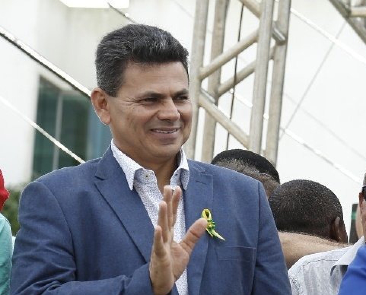 Justiça determina posse de Carminha Mendonça e bloqueio de bens de Valmir de Francisquinho (Foto: Twitter/ @ValmirItabaiana)