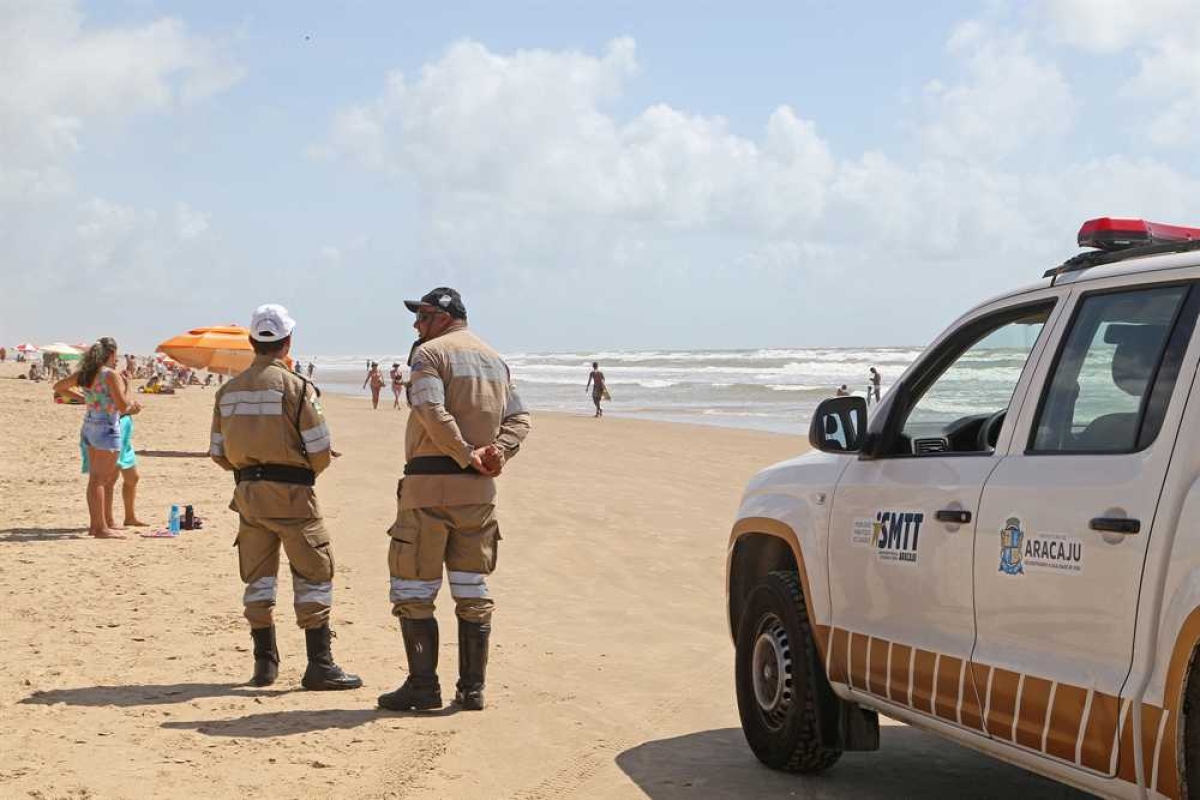 Motorista que transitar com veículo na areia da praia pode ser multado e responder por crime ambiental  (Foto: Marcelle Cristinne/ PMA)