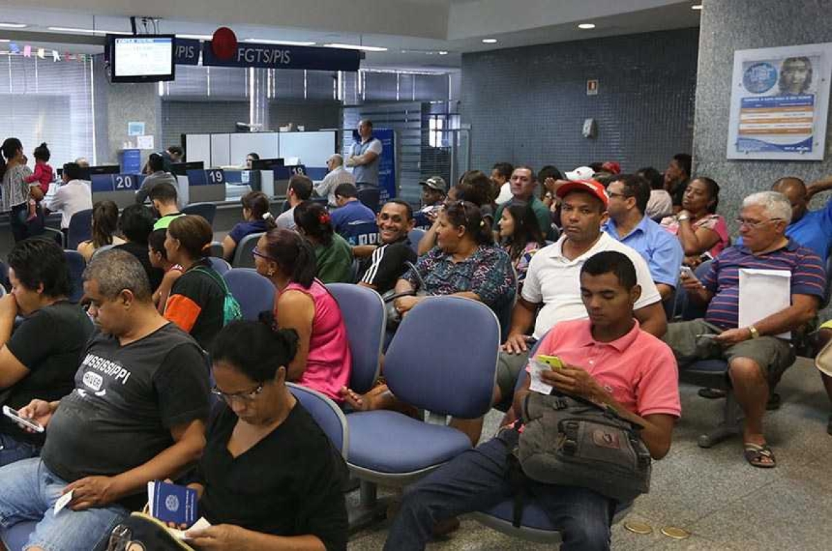 Agência da Caixa atende trabalhadores em busca da liberação do FGTS: projeto inclui a possibilidade de cidadão ter acesso aos recursos depositados em sua conta quando pedir demissão
(Foto: Valter Campanato/ Arquivo Agência Brasil)