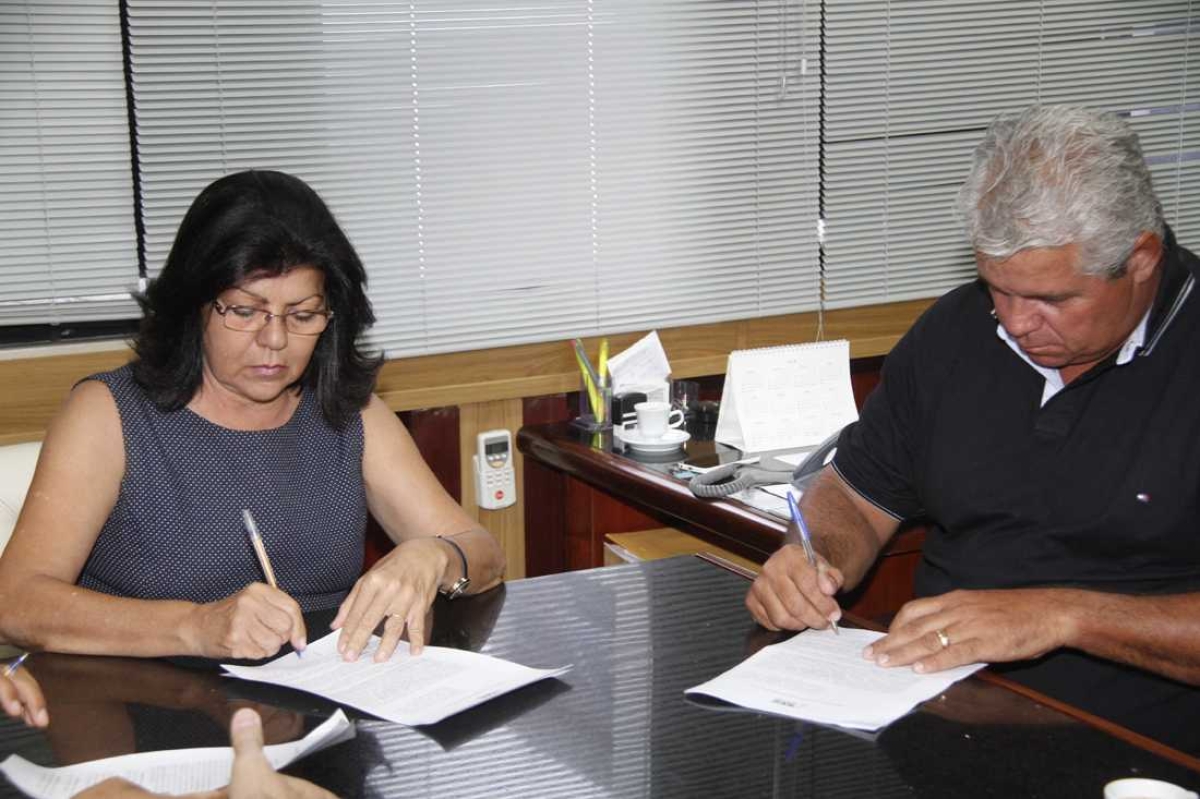 Conselheira do TCE/Sergipe assina TAGs com três prefeitos em busca de melhorias na área da saúde (Foto: TCE/SE)