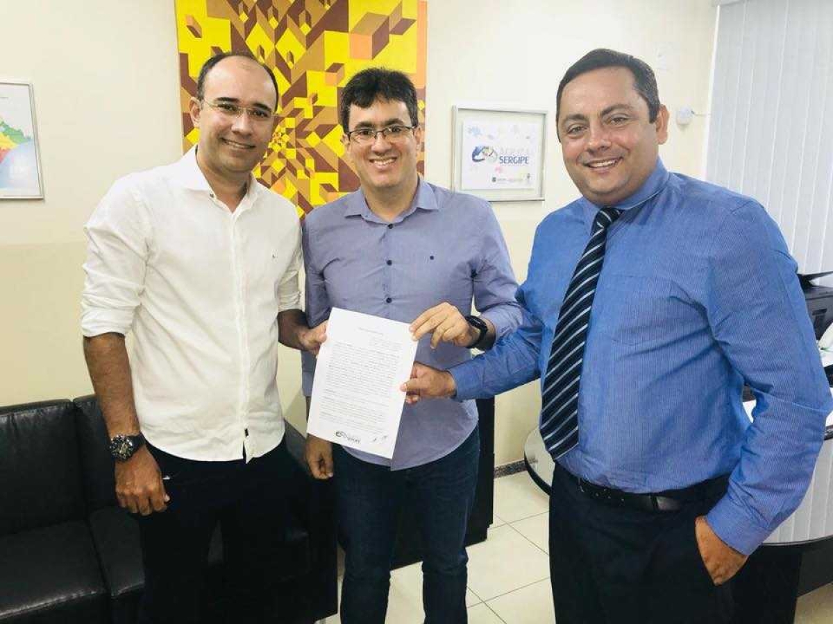 Prefeito de Campo do Brito, Marcell Souza, presidente da Jucese, George Trindade, e consultor jurídico de Campo do Brito, Glissan Aragão (Foto: Jucese)