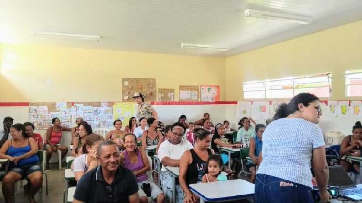 Flávia Tauane faz explanação da proposta do projeto aos moradores (Foto: Divulgação)
