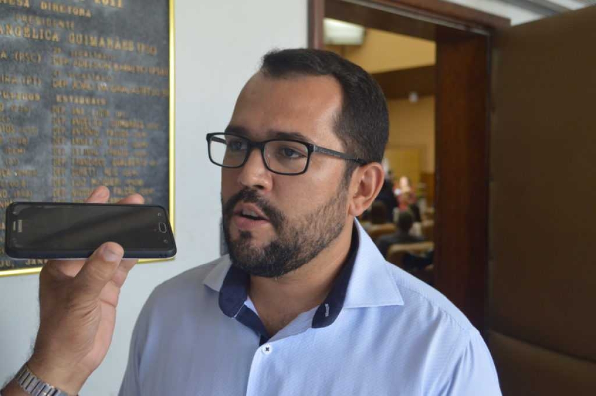 Hebert Pereira, dos grupos Mova-SE e Movimento Acredito-Sergipe,tenta diálogo para barrar aumentos (Foto: Portal Infonet)