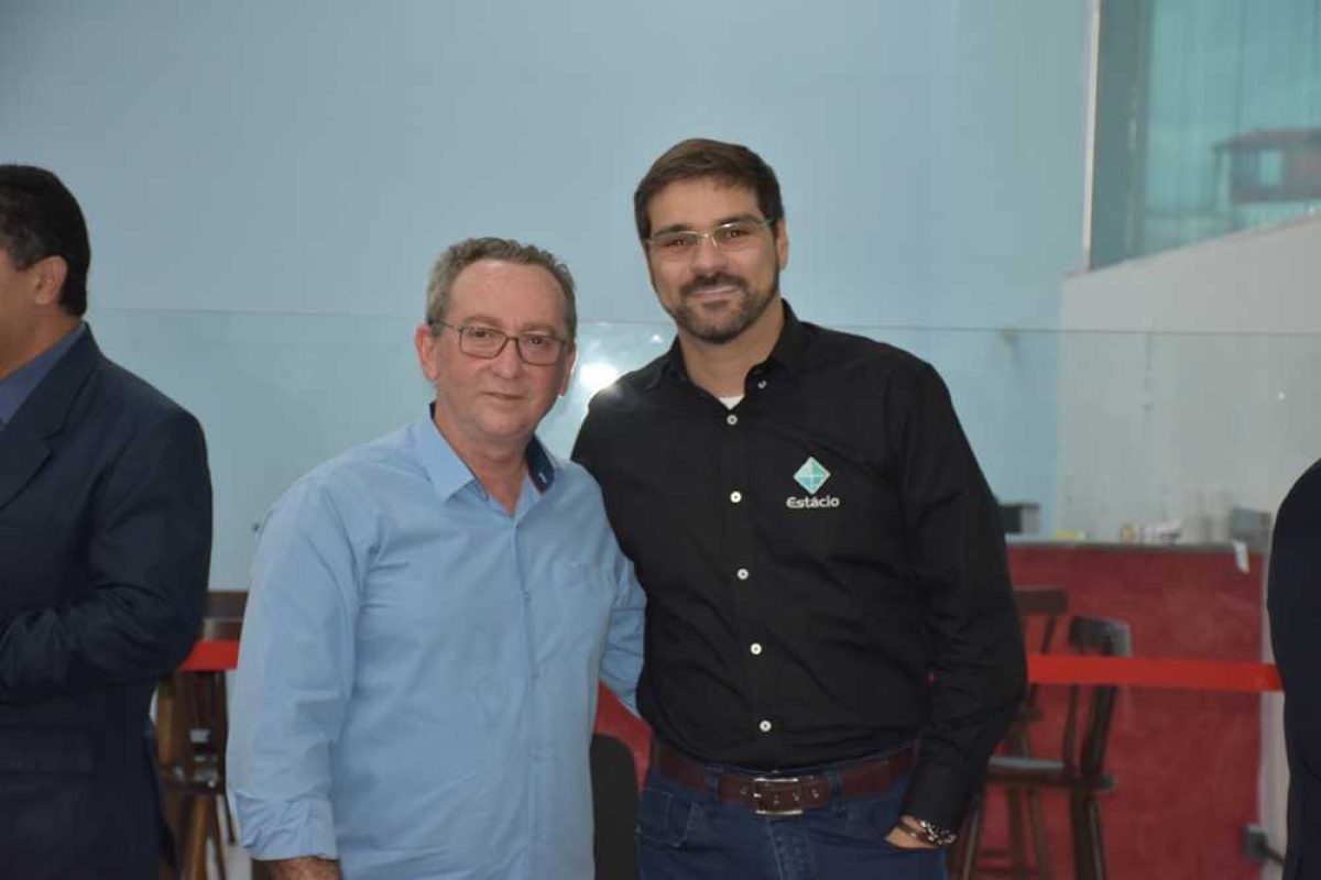 O secretário da Saúde, Valberto de Oliveira, e o diretor da Estácio, Bruno Antunes, durante a assinatura do Termo de Cooperação (Foto: Destaque Comunicação)