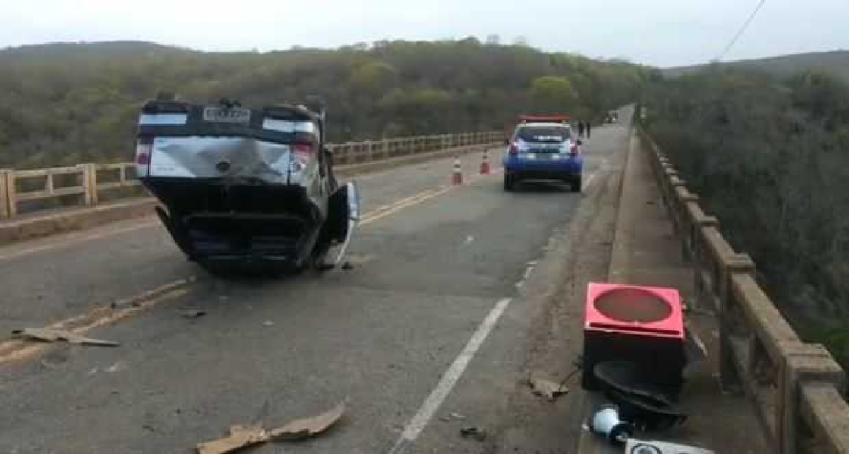 Veículo capota na ponte sobre o rio Vaza-Barris (Imagem: Reprodução/ Redes sociais/ Via Veículo capota na ponte sobre o rio Vaza-Barris (Imagem: Reprodução/ Redes sociais))