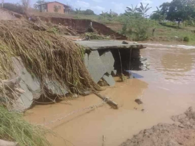 Ponte desaba após fortes chuvas no Alto Sertão (Foto: Via Pingou Notícias)