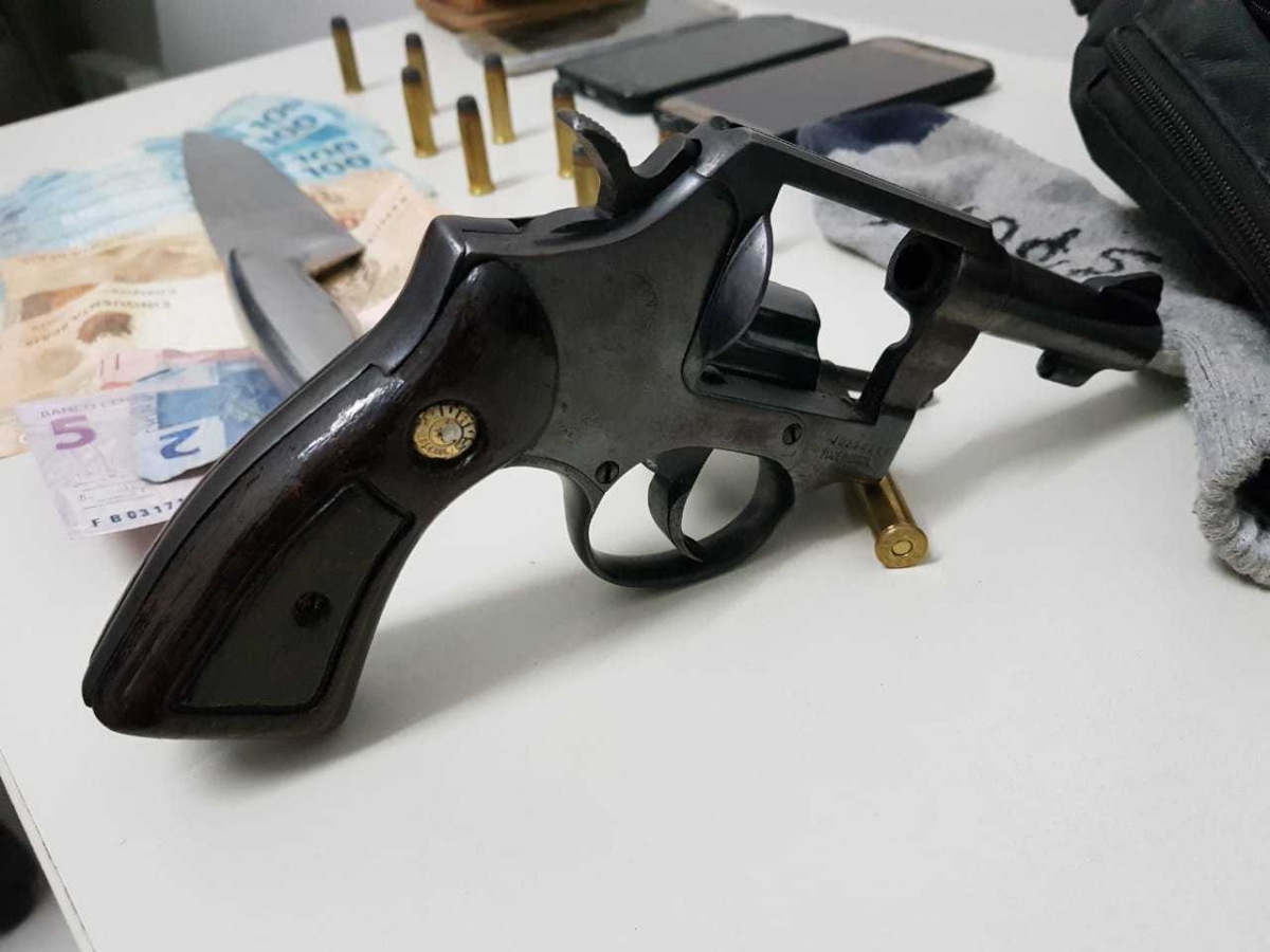 Arma e outros objetos apreendidos que estavam com o suspeito (Foto: Ascom SSP/SE)