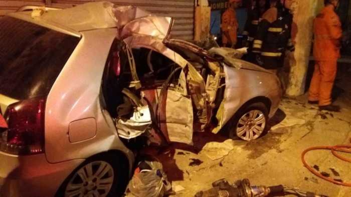 Veículo ficou parcialmente destruído (Foto: Via Portal Itnet)