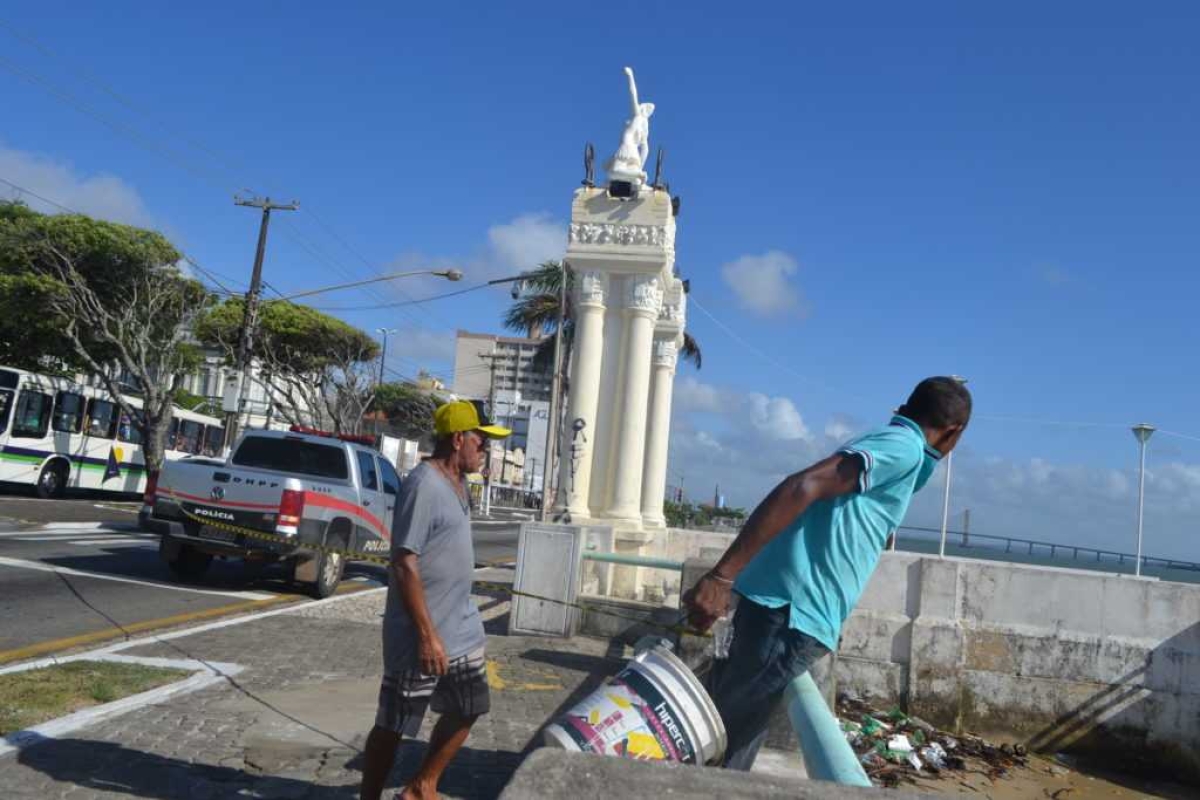 Populares pararam para ver a ocorrência e o trânsito ficou complicado na avenida Ivo do Prado (Foto: Portal Infonet)