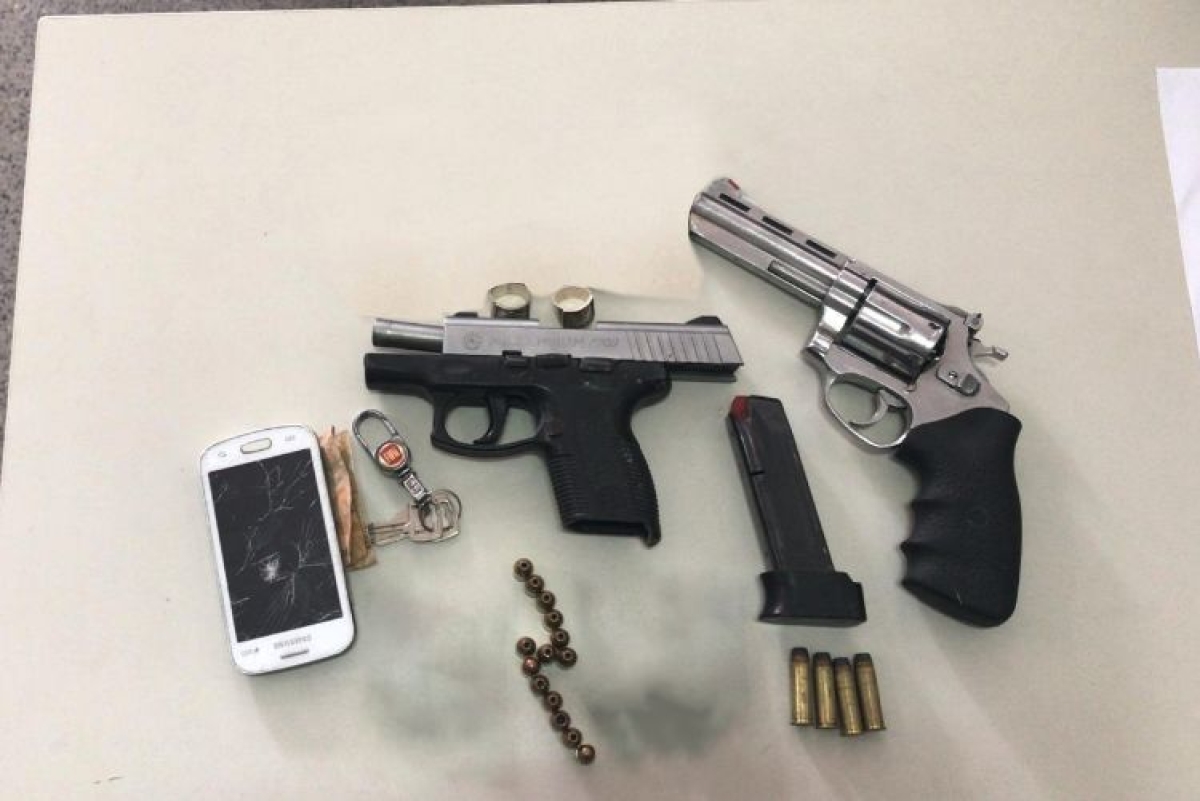 PM prende dois homens com armas e placas para coletes balísticos (Foto: SSP/SE)