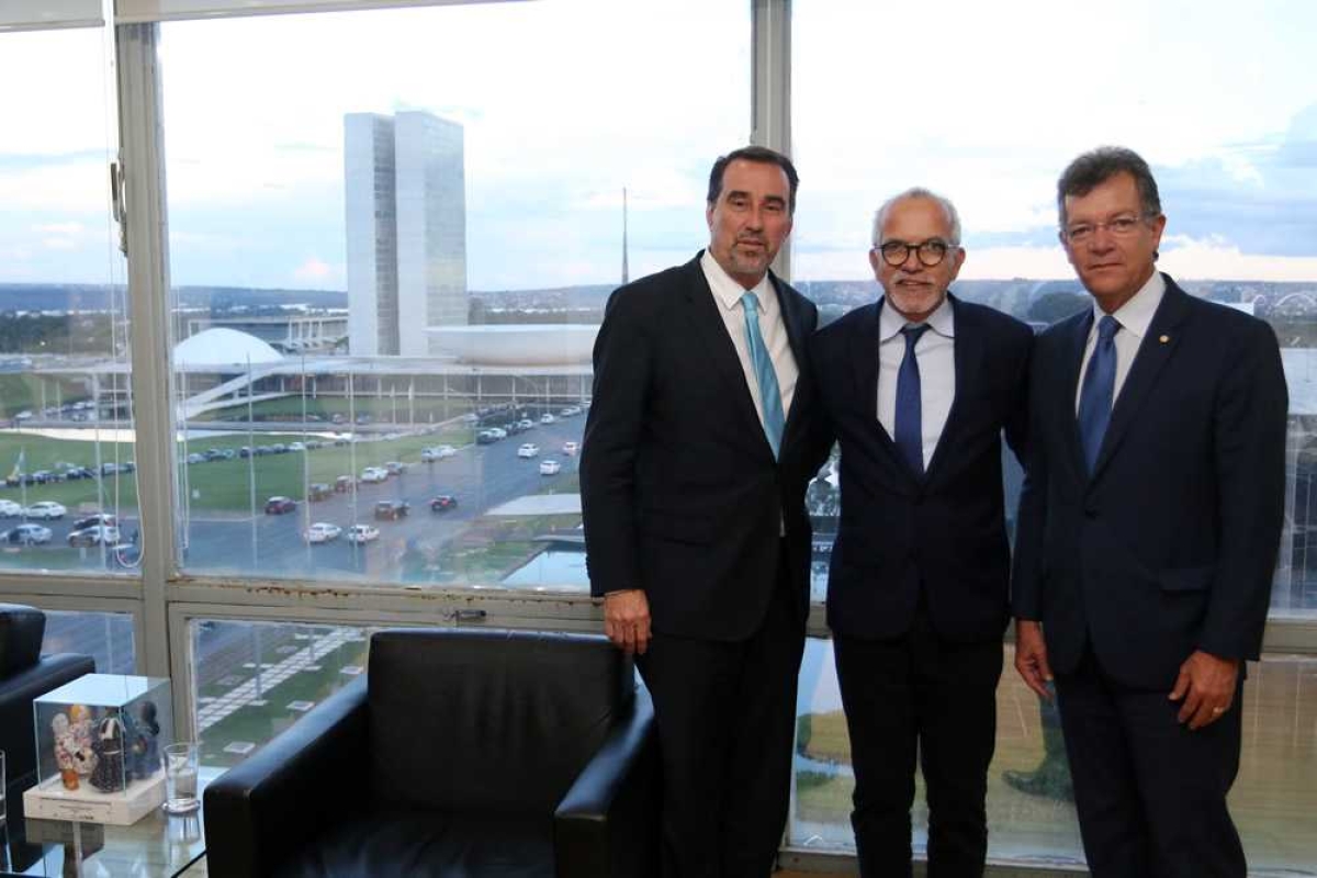 Laércio e Edvaldo solicitam liberação ao ministro da Saúde Gilberto Occhi (Foto: Assessoria Laércio Oliveira)