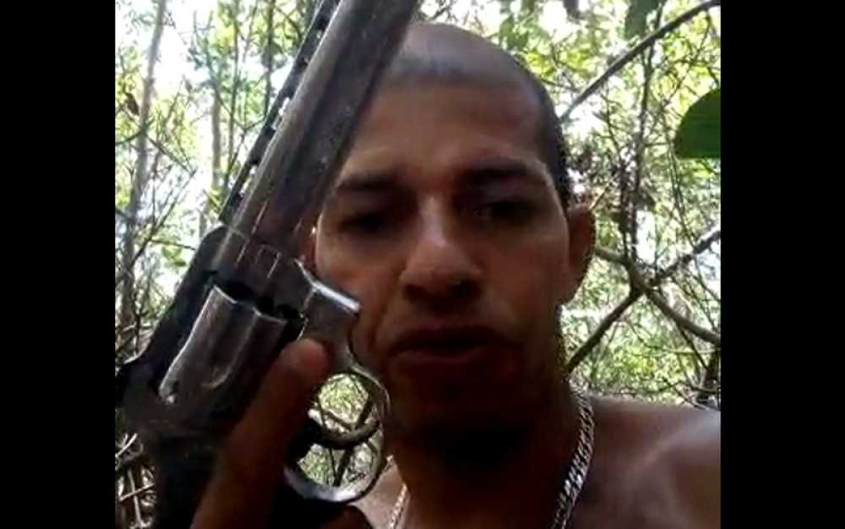 Armado, homem gravou vídeo fazendo ameaças ao presidente eleito Jair Bolsonaro (Foto: Reprodução)