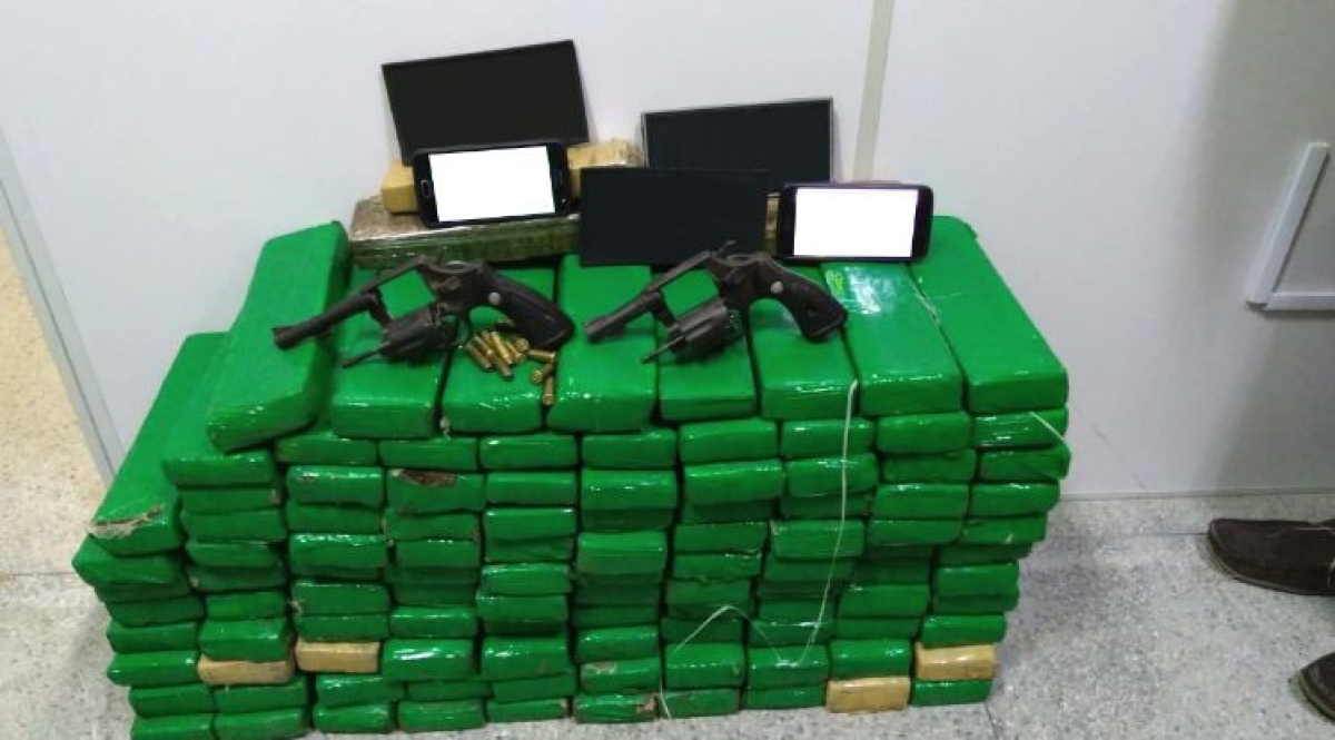 Ação integrada das Polícias Civil, Militar e Rodoviária Federal prende dois traficantes com cerca de 100 quilos de maconha (Foto: SSP/SE)
