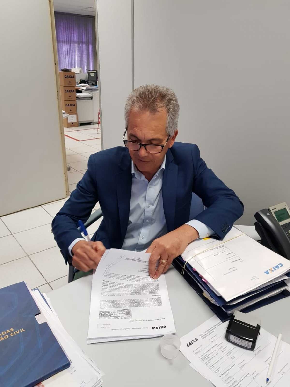 Marcos Santana assina contrato de aquisição de Câmara Fria para Mercado Municipal (Foto: Prefeitura de São Cristóvão)