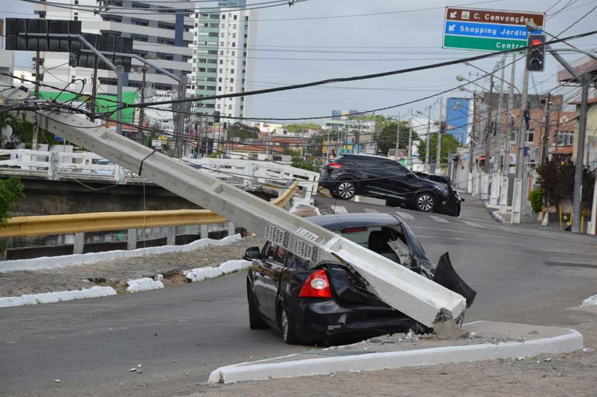 Poste cai e deixa carro parcialmente danificado (Foto: Portal Infonet)