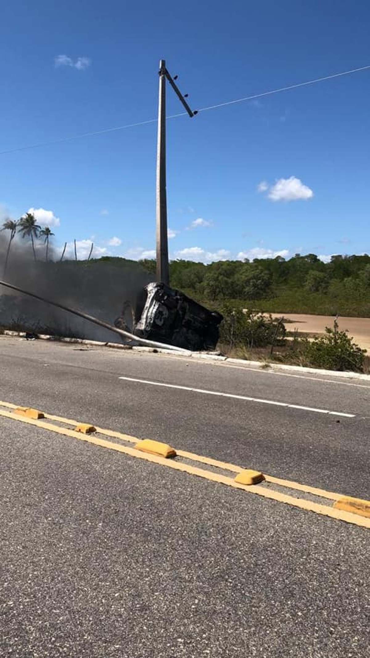Carro bate em poste, pega fogo e deixa praias da região sul de Sergipe e da Bahia sem energia elétrica (Foto: Diário Sergipano)