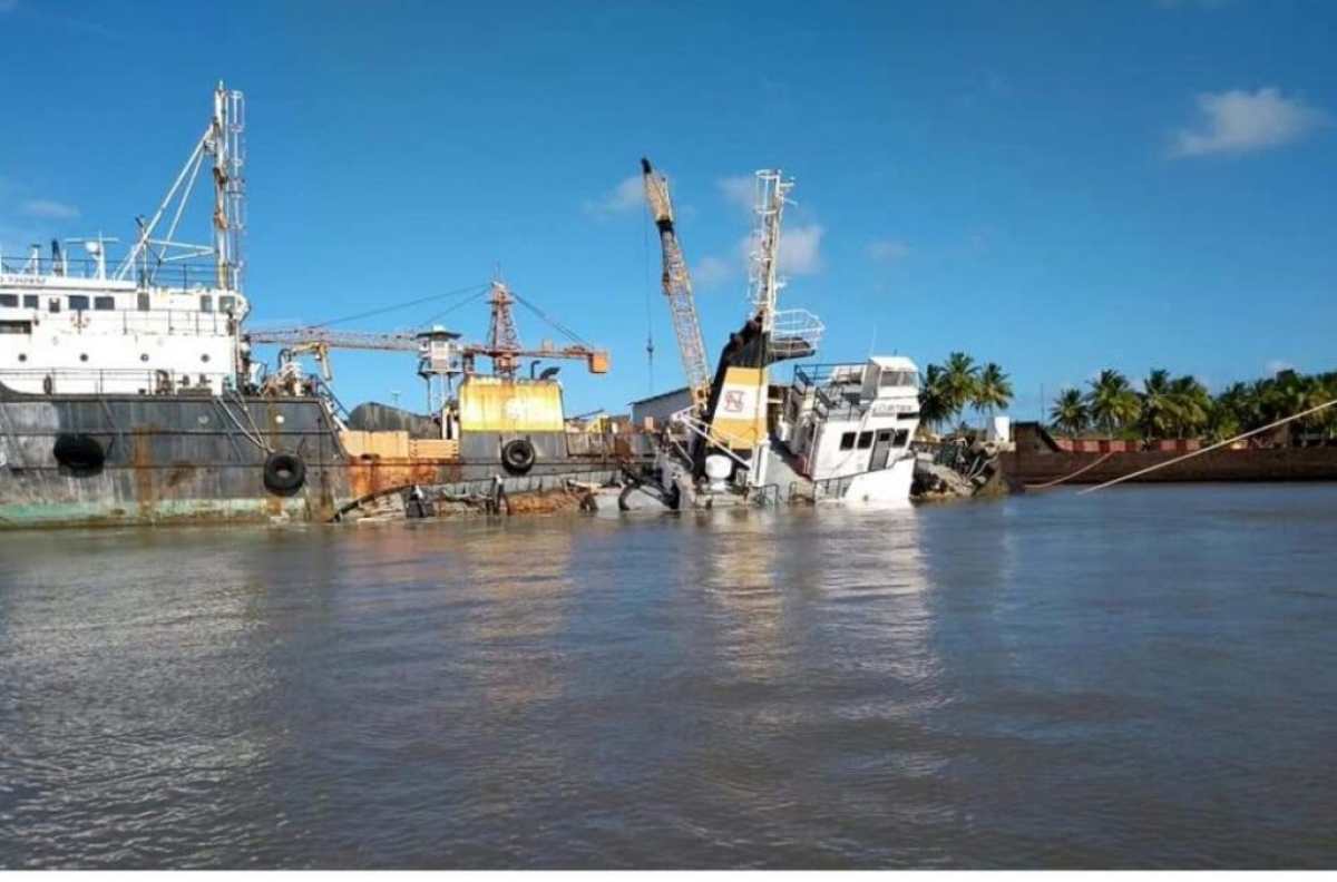 Navio rebocador é encontrado emborcado e alagado no rio Sergipe (Foto: Capitania dos Portos)