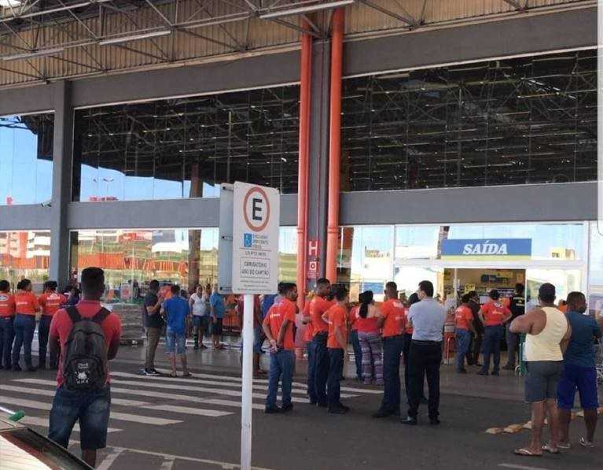 Princípio de incêndio foi registrado em supermercado (Foto: Facebook/ Aracaju Agora Notícias)