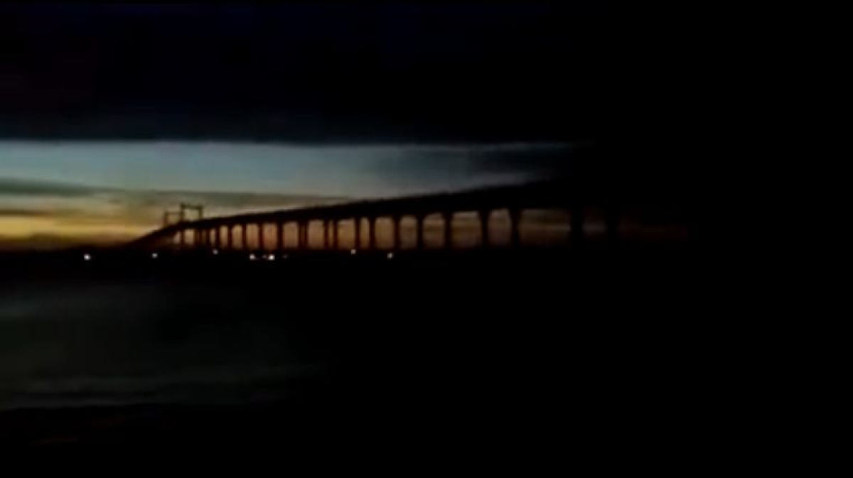 Ponte Gilberto Amado que liga os municípios de Estância e Indiaroba está sem iluminação (Imagem: Reprodução de vídeo/ YouTube/ TV Itnet)
