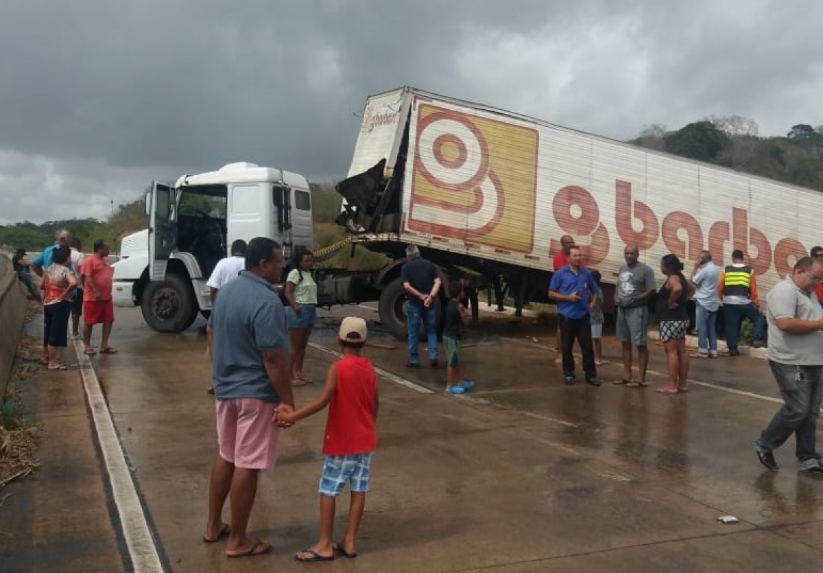 Carreta fica na posição em formato de L na pista (Foto: Whatsapp/ Grupo Sergipe Notícias)
