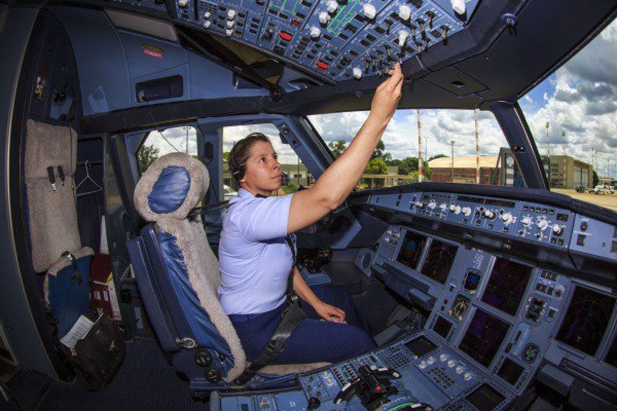 Pilota da aeronave presidencial foi 1ª mulher no Esquadrão Escorpião 
(Foto: Twitter/ @AviacaoGovBr)