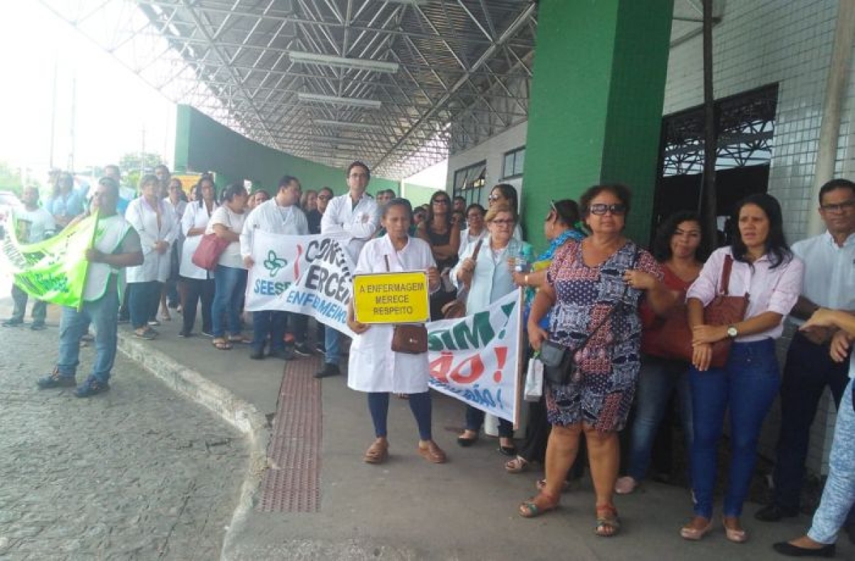 Prefeito de Aracaju tira servidores concursados da Saúde pra encher bolso de empresários (Foto: CUT/SE)