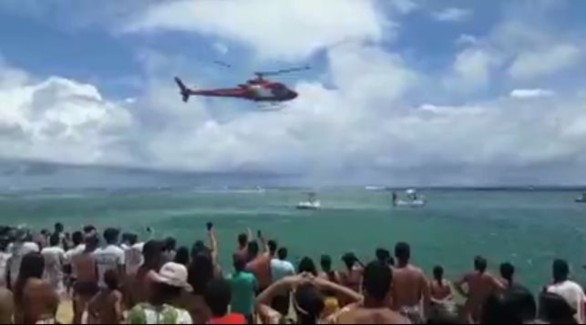 Bombeiro mergulha no mar após localizar corpo de jovem no mar da Praia do Gunga (Imagem: Reprodução de vídeo)