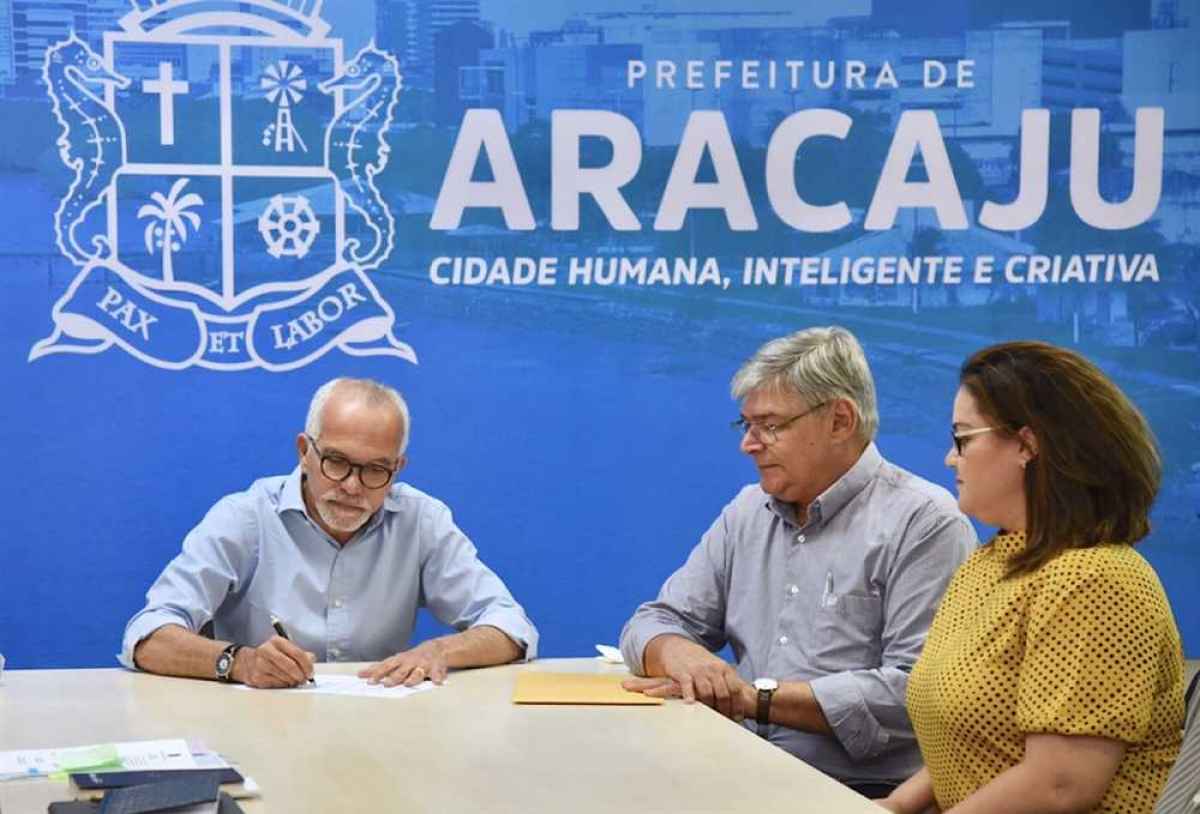 Prefeito de Aracaju  reúne secretariado e empossa Eliziário Sobral na CGM (Foto: Marcelle Cristinne/ PMA)