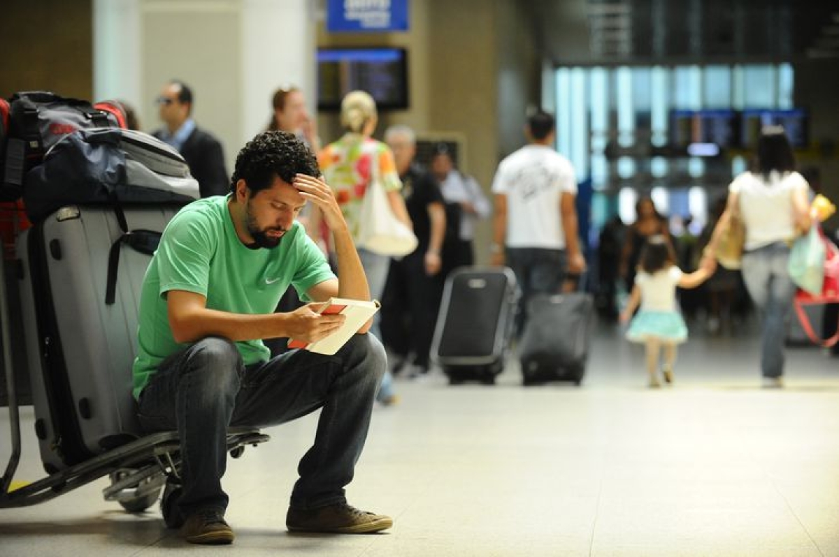 Passageiro aguarda embarque no Aeroporto Santos Dumont, administrado pela Infraero (Foto: Arquivo Agência Brasil)